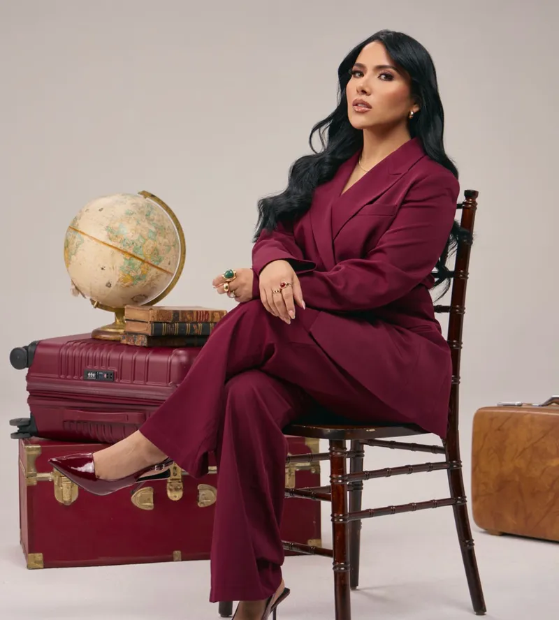 Daniela Patiño sentada junto a equipaje
